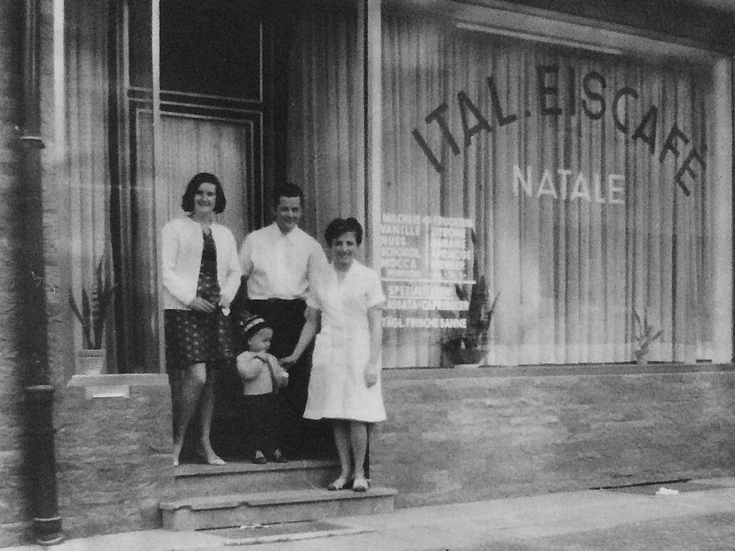 Familie Natale 1969 vor dem Eiscafé Natale